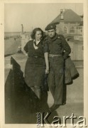Sierpień 1945, Westerland/Sylt, Niemcy.
Polski oficer łącznikowy 174 Baterii 58 Pułku Artylerii Przeciwlotniczej wchodzącej w skład 11 Dywizji Pancernej Wielkiej Brytanii w towarzystwie kobiety.
Fot. NN, zbiory Ośrodka KARTA, album Zofii i Czesława Michalskich, przekazał Adam Pyrek