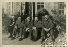 Sierpień 1945, Westerland/Sylt, Niemcy.
Brytyjscy żołnierze 174 Baterii 58 Pułku Artylerii Przeciwlotniczej, wchodzącej w skład 11 Dywizji Pancernej Wielkiej Brytanii, wraz z polskim oficerem łącznikowym (2. z prawej) przed mesą.
Fot. NN, zbiory Ośrodka KARTA, album Zofii i Czesława Michalskich, przekazał Adam Pyrek