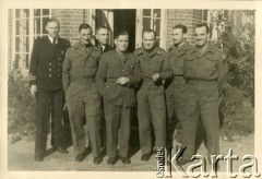 Sierpień 1945, Westerland/Sylt, Niemcy.
Brytyjscy żołnierze 174 Baterii 58 Pułku Artylerii Przeciwlotniczej wchodzącej w skład 11 Dywizji Pancernej Wielkiej Brytanii wraz z polskim oficerem łącznikowym (3. z prawej), przed mesą.
Fot. NN, zbiory Ośrodka KARTA, album Zofii i Czesława Michalskich, przekazał Adam Pyrek