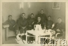 Sierpień 1945, Westerland/Sylt, Niemcy.
Brytyjscy żołnierze 174 Baterii 58 Pułku Artylerii Przeciwlotniczej, wchodzącej w skład 11 Dywizji Pancernej Wielkiej Brytanii, wraz z polskim oficerem łącznikowym (3. z prawej), w mesie.
Fot. NN, zbiory Ośrodka KARTA, album Zofii i Czesława Michalskich, przekazał Adam Pyrek