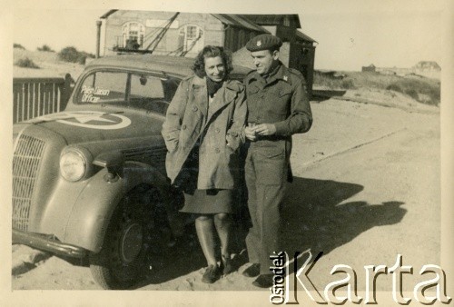 Sierpień 1945, Westerland/Sylt, Niemcy.
Polski oficer łącznikowy 174 Baterii 58 Pułku Artylerii Przeciwlotniczej, wchodzącej w skład 11 Dywizji Pancernej Wielkiej Brytanii, przy samochodzie w towarzystwie kobiety.
Fot. NN, zbiory Ośrodka KARTA, album Zofii i Czesława Michalskich, przekazał Adam Pyrek
