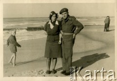 Sierpień 1945, Westerland/Sylt, Niemcy.
Polski oficer łącznikowy 174 Baterii 58 Pułku Artylerii Przeciwlotniczej, wchodzącej w skład 11 Dywizji Pancernej Wielkiej Brytanii, w towarzystwie kobiety.
Fot. NN, zbiory Ośrodka KARTA, album Zofii i Czesława Michalskich, przekazał Adam Pyrek