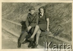 Sierpień 1945, Westerland/Sylt, Niemcy.
Polski oficer łącznikowy 174 Baterii 58 Pułku Artylerii Przeciwlotniczej, wchodzącej w skład 11 Dywizji Pancernej Wielkiej Brytanii, w towarzystwie kobiety.
Fot. NN, zbiory Ośrodka KARTA, album Zofii i Czesława Michalskich, przekazał Adam Pyrek