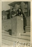 Sierpień 1945, Westerland/Sylt, Niemcy.
Polski oficer łącznikowy 174 Baterii 58 Pułku Artylerii Przeciwlotniczej, wchodzącej w skład 11 Dywizji Pancernej Wielkiej Brytanii, w towarzystwie kobiety.
Fot. NN, zbiory Ośrodka KARTA, album Zofii i Czesława Michalskich, przekazał Adam Pyrek