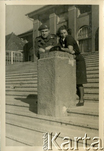 Sierpień 1945, Westerland/Sylt, Niemcy.
Polski oficer łącznikowy 174 Baterii 58 Pułku Artylerii Przeciwlotniczej, wchodzącej w skład 11 Dywizji Pancernej Wielkiej Brytanii, w towarzystwie kobiety.
Fot. NN, zbiory Ośrodka KARTA, album Zofii i Czesława Michalskich, przekazał Adam Pyrek
