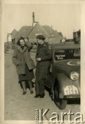Sierpień 1945, Westerland/Sylt, Niemcy.
Polski oficer łącznikowy 174 Baterii 58 Pułku Artylerii Przeciwlotniczej, wchodzącej w skład 11 Dywizji Pancernej Wielkiej Brytanii, przy samochodzie w towarzystwie kobiety.
Fot. NN, zbiory Ośrodka KARTA, album Zofii i Czesława Michalskich, przekazał Adam Pyrek