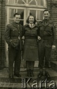 Wrzesień 1945, Westerland/Sylt, Niemcy.
Brytyjscy żołnierze 174 Baterii 58 Pułku Artylerii Przeciwlotniczej wchodzącej w skład 11 Dywizji Pancernej Wielkiej Brytanii, w towarzystwie Polki przed mesą.
Fot. NN, zbiory Ośrodka KARTA, album Zofii i Czesława Michalskich, przekazał Adam Pyrek