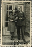Wrzesień 1945, Westerland/Sylt, Niemcy.
Brytyjski żołnierz 174 Baterii 58 Pułku Artylerii Przeciwlotniczej wchodzącej w skład 11 Dywizji Pancernej Wielkiej Brytanii, w towarzystwie Polki przed mesą.
Fot. NN, zbiory Ośrodka KARTA, album Zofii i Czesława Michalskich, przekazał Adam Pyrek