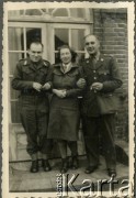 Październik 1945, Westerland/Sylt, Niemcy.
Brytyjski żołnierz i polski oficer łącznikowy 174 Baterii 58 Pułku Artylerii Przeciwlotniczej wchodzącej w skład 11 Dywizji Pancernej Wielkiej Brytanii, w towarzystwie kobiety przed mesą.
Fot. NN, zbiory Ośrodka KARTA, album Zofii i Czesława Michalskich, przekazał Adam Pyrek