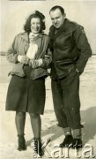 Styczeń 1946, Westerland/Sylt, Niemcy.
Polski oficer łącznikowy 174 Baterii 58 Pułku Artylerii Przeciwlotniczej wchodzącej w skład 11 Dywizji Pancernej Wielkiej Brytanii na plaży w towarzystwie kobiety.
Fot. NN, zbiory Ośrodka KARTA, album Zofii i Czesława Michalskich, przekazał Adam Pyrek