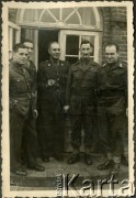 Październik 1945, Westerland/Sylt, Niemcy.
Brytyjscy żołnierze 174 Baterii 58 Pułku Artylerii Przeciwlotniczej wchodzącej w skład 11 Dywizji Pancernej Wielkiej Brytanii, wraz z polskim oficerem łącznikowym (1. z prawej), przed mesą.
Fot. NN, zbiory Ośrodka KARTA, album Zofii i Czesława Michalskich, przekazał Adam Pyrek
