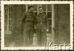 Październik 1945, Westerland/Sylt, Niemcy.
Polski i brytyjski żołnierz 174 Baterii 58 Pułku Artylerii Przeciwlotniczej wchodzącej w skład 11 Dywizji Pancernej Wielkiej Brytanii, dowodzonej przez generała Georg'a Roberts'a.
Fot. NN, zbiory Ośrodka KARTA, album Zofii i Czesława Michalskich, przekazał Adam Pyrek