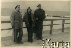 Listopad 1945, Westerland/Sylt, Niemcy.
Żołnierze 174 Baterii 58 Pułku Artylerii Przeciwlotniczej wchodzącej w skład 11 Dywizji Pancernej Wielkiej Brytanii nad morzem w towarzystwie kobiety.
Fot. NN, zbiory Ośrodka KARTA, album Zofii i Czesława Michalskich, przekazał Adam Pyrek