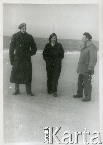Listopad 1945, Westerland/Sylt, Niemcy.
Żołnierze 174 Baterii 58 Pułku Artylerii Przeciwlotniczej wchodzącej w skład 11 Dywizji Pancernej Wielkiej Brytanii nad morzem w towarzystwie kobiety.
Fot. NN, zbiory Ośrodka KARTA, album Zofii i Czesława Michalskich, przekazał Adam Pyrek