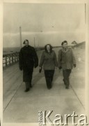 Listopad 1945, Westerland/Sylt, Niemcy.
Żołnierze 174 Baterii 58 Pułku Artylerii Przeciwlotniczej wchodzącej w skład 11 Dywizji Pancernej Wielkiej Brytanii nad morzem w towarzystwie kobiety.
Fot. NN, zbiory Ośrodka KARTA, album Zofii i Czesława Michalskich, przekazał Adam Pyrek