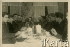24.12.1945, Westerland/Sylt, Niemcy.
Żołnierze 174 Baterii 58 Pułku Artylerii Przeciwlotniczej wchodzącej w skład 11 Dywizji Pancernej Wielkiej Brytanii przy wigilijnym stole.
Fot. NN, zbiory Ośrodka KARTA, album Zofii i Czesława Michalskich, przekazał Adam Pyrek