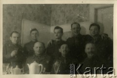 24.12.1945, Westerland/Sylt, Niemcy.
Żołnierze 174 Baterii 58 Pułku Artylerii Przeciwlotniczej wchodzącej w skład 11 Dywizji Pancernej Wielkiej Brytanii przy wigilijnym stole.
Fot. NN, zbiory Ośrodka KARTA, album Zofii i Czesława Michalskich, przekazał Adam Pyrek