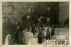 24.12.1945, Westerland/Sylt, Niemcy.
Żołnierze 174 Baterii 58 Pułku Artylerii Przeciwlotniczej wchodzącej w skład 11 Dywizji Pancernej Wielkiej Brytanii przy wigilijnym stole.
Fot. NN, zbiory Ośrodka KARTA, album Zofii i Czesława Michalskich, przekazał Adam Pyrek
