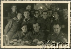 24.12.1945, Westerland/Sylt, Niemcy.
Żołnierze 174 Baterii 58 Pułku Artylerii Przeciwlotniczej wchodzącej w skład 11 Dywizji Pancernej Wielkiej Brytanii przy wigilijnym stole.
Fot. NN, zbiory Ośrodka KARTA, album Zofii i Czesława Michalskich, przekazał Adam Pyrek