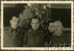 24 grudnia 1945, Westerland/Sylt, Niemcy.
Żołnierze 174 Baterii 58 Pułku Artylerii Przeciwlotniczej wchodzącej w skład 11 Dywizji Pancernej Wielkiej Brytanii na tle choinki.
Fot. NN, zbiory Ośrodka KARTA, album Zofii i Czesława Michalskich, przekazał Adam Pyrek