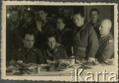 24.12.1945, Westerland/Sylt, Niemcy.
Żołnierze 174 Baterii 58 Pułku Artylerii Przeciwlotniczej wchodzącej w skład 11 Dywizji Pancernej Wielkiej Brytanii przy wigilijnym stole.
Fot. NN, zbiory Ośrodka KARTA, album Zofii i Czesława Michalskich, przekazał Adam Pyrek