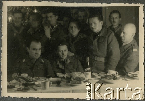 24.12.1945, Westerland/Sylt, Niemcy.
Żołnierze 174 Baterii 58 Pułku Artylerii Przeciwlotniczej wchodzącej w skład 11 Dywizji Pancernej Wielkiej Brytanii przy wigilijnym stole.
Fot. NN, zbiory Ośrodka KARTA, album Zofii i Czesława Michalskich, przekazał Adam Pyrek