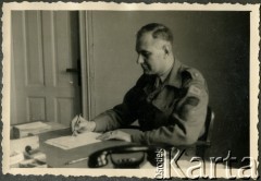 Styczeń 1946, Westerland/Sylt, Niemcy.
Brytyjski major Nelson z 174 Baterii 58 Pułku Artylerii Przeciwlotniczej wchodzącej w skład 11 Dywizji Pancernej Wielkiej Brytanii.
Fot. NN, zbiory Ośrodka KARTA, album Zofii i Czesława Michalskich, przekazał Adam Pyrek