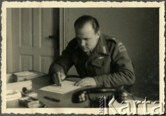 Styczeń 1946, Westerland/Sylt, Niemcy.
Polski oficer łącznikowy 174 Baterii 58 Pułku Artylerii Przeciwlotniczej wchodzącej w skład 11 Dywizji Pancernej Wielkiej Brytanii, dowodzonej przez generała Georg'a Roberts'a.
Fot. NN, zbiory Ośrodka KARTA, album Zofii i Czesława Michalskich, przekazał Adam Pyrek