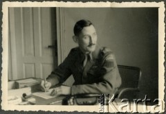 Styczeń 1946, Westerland/Sylt, Niemcy.
Brytyjski kapitan T. Campbell z 174 Baterii 58 Pułku Artylerii Przeciwlotniczej wchodzącej w skład 11 Dywizji Pancernej Wielkiej Brytanii, dowodzonej przez generała Georg'a Roberts'a.
Fot. NN, zbiory Ośrodka KARTA, album Zofii i Czesława Michalskich, przekazał Adam Pyrek