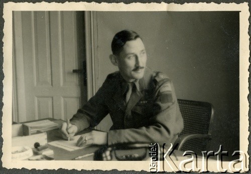 Styczeń 1946, Westerland/Sylt, Niemcy.
Brytyjski kapitan T. Campbell z 174 Baterii 58 Pułku Artylerii Przeciwlotniczej wchodzącej w skład 11 Dywizji Pancernej Wielkiej Brytanii, dowodzonej przez generała Georg'a Roberts'a.
Fot. NN, zbiory Ośrodka KARTA, album Zofii i Czesława Michalskich, przekazał Adam Pyrek