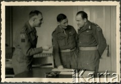 Styczeń 1946,Westerland/Sylt, Niemcy.
Major Nelson i kapitan T. Campbell oraz polski oficer łącznikowy (od lewej) z 174 Baterii 58 Pułku Artylerii Przeciwlotniczej wchodzącej w skład 11 Dywizji Pancernej Wielkiej Brytanii.
Fot. NN, zbiory Ośrodka KARTA, album Zofii i Czesława Michalskich, przekazał Adam Pyrek