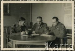 Styczeń 1946,Westerland/Sylt, Niemcy.
Major Nelson (w środku) i kapitan T. Campbell (z lewej) oraz polski oficer łącznikowy z 174 Baterii 58 Pułku Artylerii Przeciwlotniczej wchodzącej w skład 11 Dywizji Pancernej Wielkiej Brytanii, dowodzonej przez generała Georg'a Roberts'a.
Fot. NN, zbiory Ośrodka KARTA, album Zofii i Czesława Michalskich, przekazał Adam Pyrek
