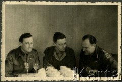Styczeń 1946,Westerland/Sylt, Niemcy.
Żołnierze brytyjscy oraz polski oficer łącznikowy (z prawej) z 174 Baterii 58 Pułku Artylerii Przeciwlotniczej wchodzącej w skład 11 Dywizji Pancernej Wielkiej Brytanii, dowodzonej przez generała Georg'a Roberts'a, z prawej polski oficer łącznikowy.
Fot. NN, zbiory Ośrodka KARTA, album Zofii i Czesława Michalskich, przekazał Adam Pyrek
