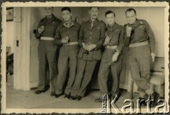 Styczeń 1946,Westerland/Sylt, Niemcy.
Żołnierze brytyjscy oraz polski oficer łącznikowy (1. z prawej) z 174 Baterii 58 Pułku Artylerii Przeciwlotniczej wchodzącej w skład 11 Dywizji Pancernej Wielkiej Brytanii, dowodzonej przez generała Georg'a Roberts'a, 1. z prawej polski oficer łącznikowy, w środku kapitan T. Campbell.
Fot. NN, zbiory Ośrodka KARTA, album Zofii i Czesława Michalskich, przekazał Adam Pyrek