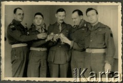 Styczeń 1946,Westerland/Sylt, Niemcy.
Żołnierze brytyjscy oraz polski oficer łącznikowy 174 Baterii 58 Pułku Artylerii Przeciwlotniczej wchodzącej w skład 11 Dywizji Pancernej Wielkiej Brytanii, dowodzonej przez generała Georg'a Roberts'a. 2. z prawej polski oficer łącznikowy, w środku kapitan T. Campbell.
Fot. NN, zbiory Ośrodka KARTA, album Zofii i Czesława Michalskich, przekazał Adam Pyrek