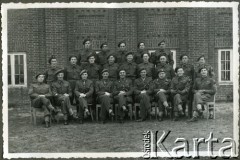 Luty 1946,Westerland/Sylt, Niemcy.
Oficerowie i podoficerowie 174 Baterii 58-Pułku Artylerii Przeciwlotniczej wchodzącej w skład 11 Dywizji Pancernej Wielkiej Brytanii, dowodzonej przez generała Georg'a Roberts'a. Na dole 3. z prawej polski oficer łącznikowy, 4. z lewej kapitan T.Campbell, 5. z lewej major Nelson. 
Fot. NN, zbiory Ośrodka KARTA, album Zofii i Czesława Michalskich, przekazał Adam Pyrek
