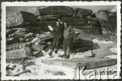 Styczeń 1946,Westerland/Sylt, Niemcy.
Polski oficer łącznikowy 174 Baterii 58-Pułku Artylerii Przeciwlotniczej wchodzącej w skład 11 Dywizji Pancernej Wielkiej Brytanii w towarzystwie kobiety.
Fot. NN, zbiory Ośrodka KARTA, album Zofii i Czesława Michalskich, przekazał Adam Pyrek