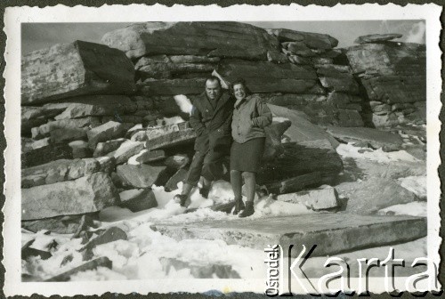 Styczeń 1946,Westerland/Sylt, Niemcy.
Polski oficer łącznikowy 174 Baterii 58-Pułku Artylerii Przeciwlotniczej wchodzącej w skład 11 Dywizji Pancernej Wielkiej Brytanii w towarzystwie kobiety.
Fot. NN, zbiory Ośrodka KARTA, album Zofii i Czesława Michalskich, przekazał Adam Pyrek