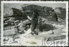Styczeń 1946,Westerland/Sylt, Niemcy.
Polski oficer łącznikowy 174 Baterii 58-Pułku Artylerii Przeciwlotniczej wchodzącej w skład 11 Dywizji Pancernej Wielkiej Brytanii w towarzystwie kobiety.
Fot. NN, zbiory Ośrodka KARTA, album Zofii i Czesława Michalskich, przekazał Adam Pyrek

