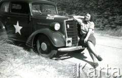 Wiosna 1946,Westerland/Sylt, Niemcy.
Polski oficer łącznikowy 174 Baterii 58 Pułku Artylerii Przeciwlotniczej wchodzącej w skład 11 Dywizji Pancernej Wielkiej Brytanii w towarzystwie kobiety.
Fot. NN, zbiory Ośrodka KARTA, album Zofii i Czesława Michalskich, przekazał Adam Pyrek