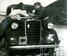 Wiosna 1946,Westerland/Sylt, Niemcy.
Polski oficer łącznikowy 174 Baterii 58 Pułku Artylerii Przeciwlotniczej wchodzącej w skład 11 Dywizji Pancernej Wielkiej Brytanii w towarzystwie kobiety.
Fot. NN, zbiory Ośrodka KARTA, album Zofii i Czesława Michalskich, przekazał Adam Pyrek