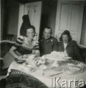 Marzec 1946, Flensburg, Niemcy.
Polski oficer łącznikowy 174 Baterii 58 Pułku Artylerii Przeciwlotniczej wchodzącej w skład 11 Dywizji Pancernej Wielkiej Brytanii w towarzystwie dwóch kobiet.
Fot. NN, zbiory Ośrodka KARTA, album Zofii i Czesława Michalskich, przekazał Adam Pyrek
