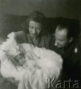 Marzec 1946, Flensburg, Niemcy.
Polski oficer łącznikowy 174 Baterii 58 Pułku Artylerii Przeciwlotniczej wchodzącej w skład 11 Dywizji Pancernej Wielkiej Brytanii w towarzystwie kobiety i dziecka.
Fot. NN, zbiory Ośrodka KARTA, album Zofii i Czesława Michalskich, przekazał Adam Pyrek
