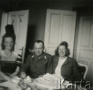 Marzec 1946, Flensburg, Niemcy.
Polski oficer łącznikowy 174 Baterii 58 Pułku Artylerii Przeciwlotniczej wchodzącej w skład 11 Dywizji Pancernej Wielkiej Brytanii w towarzystwie dwóch kobiet.
Fot. NN, zbiory Ośrodka KARTA, album Zofii i Czesława Michalskich, przekazał Adam Pyrek
