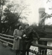 Marzec 1946, Flensburg, Niemcy.
Polski oficer łącznikowy 174 Baterii 58 Pułku Artylerii Przeciwlotniczej wchodzącej w skład 11 Dywizji Pancernej Wielkiej Brytanii w towarzystwie kobiety.
Fot. NN, zbiory Ośrodka KARTA, album Zofii i Czesława Michalskich, przekazał Adam Pyrek

