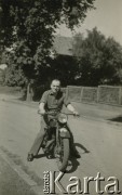 Lipiec 1946, Reinbek/k.Hamburga, Niemcy.
Polski oficer łącznikowy 174 Baterii 58 Pułku Artylerii Przeciwlotniczej wchodzącej w skład 11 Dywizji Pancernej Wielkiej Brytanii na motocyklu.
Fot. NN, zbiory Ośrodka KARTA, album Zofii i Czesława Michalskich, przekazał Adam Pyrek
