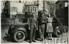 Lipiec 1946, Hamburg-Bergedorf, Niemcy.
Polska Misja Repatriacyjna w Lubece, Oddział w Bergedorfie. W środku polski oficer łącznikowy 174 Baterii 58 Pułku Artylerii Przeciwlotniczej wchodzącej w skład 11 Dywizji Pancernej Wielkiej Brytanii.
Fot. NN, zbiory Ośrodka KARTA, album Zofii i Czesława Michalskich, przekazał Adam Pyrek

