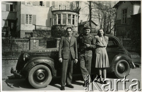 Lipiec 1946, Hamburg-Bergedorf, Niemcy.
Polska Misja Repatriacyjna w Lubece, Oddział w Bergedorfie. W środku polski oficer łącznikowy 174 Baterii 58 Pułku Artylerii Przeciwlotniczej wchodzącej w skład 11 Dywizji Pancernej Wielkiej Brytanii.
Fot. NN, zbiory Ośrodka KARTA, album Zofii i Czesława Michalskich, przekazał Adam Pyrek

