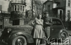 Lipiec 1946, Hamburg-Bergedorf, Niemcy.
Polska Misja Repatriacyjna w Lubece, Oddział w Bergedorfie. W środku polski oficer łącznikowy 174 Baterii 58 Pułku Artylerii Przeciwlotniczej wchodzącej w skład 11 Dywizji Pancernej Wielkiej Brytanii.
Fot. NN, zbiory Ośrodka KARTA, album Zofii i Czesława Michalskich, przekazał Adam Pyrek

