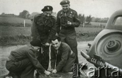 Lipiec 1946, Hamburg-Bergedorf, Niemcy.
Polska Misja Repatriacyjna w Lubece, Oddział w Bergedorfie. Żołnierze brytyjscy wraz z polskim oficerem łącznikowym 174 Baterii 58 Pułku Artylerii Przeciwlotniczej wchodzącej w skład 11 Dywizji Pancernej Wielkiej Brytanii (stoi z prawej).
Fot. NN, zbiory Ośrodka KARTA, album Zofii i Czesława Michalskich, przekazał Adam Pyrek
